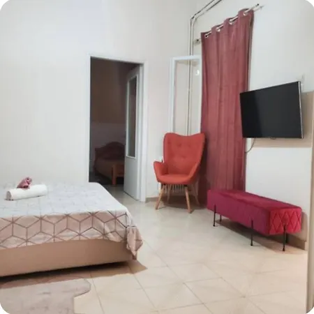 Away From - 3br - 14' Walk To Port Apartment